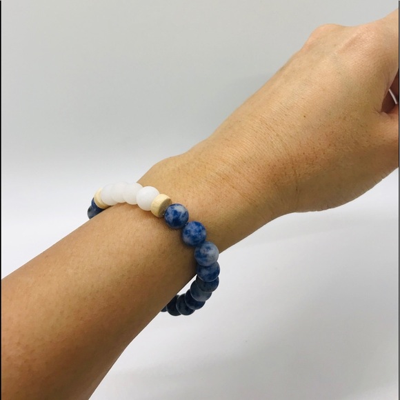 Handmade Snow Quartz & Matte Sodalite Gemstone Bracelet - Picture 4 of 5